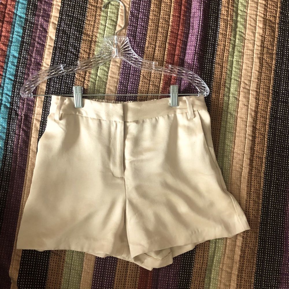 Vince Camuto silk shorts size 0 tie is not included!